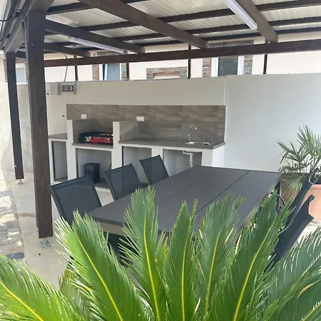 In Mit Garten Und Terrasse Fažana